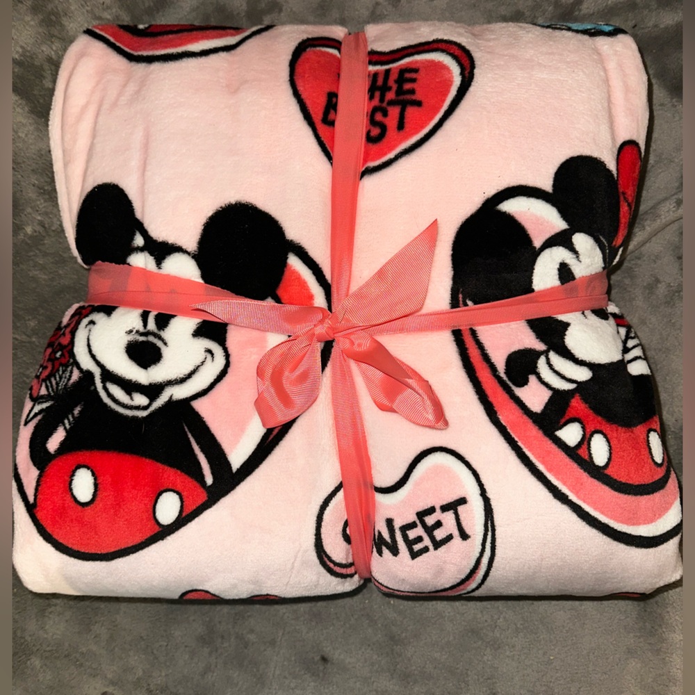 Disney Mickey & Minnie Mouse Valentine’s Day Plush Throw Blanket Full/Queen